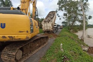 MUNICIPIO EJECUTÓ TRABAJO DE PROTECCIÓN CON PIEDRA ESCOLLERA EN LA VÍA FEDERICO INTRIAGO-PUENTE SAN FRANCISCO