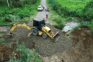 ALCANTARILLA EN LA VÍA 6 DE AGOSTO-PRIMERA BANQUERA FUE REPARADA POR MAQUINARIA MUNICIPAL