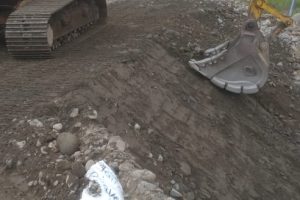 MAQUINARIA MUNICIPAL TRABAJÓ EN EL RELLENO Y REFORZAMIENTO CON MATERIAL PÉTREO SOCAVAMIENTO QUE AFECTÓ PASO POR EL PUENTE KONITA