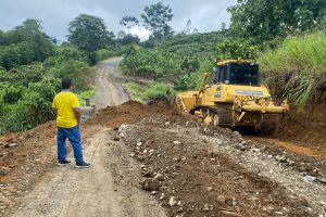 ALCALDÍA Y PREFECTURA REPARARON TRAMO DE VÍA HACIA LAS BANQUERAS