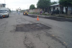 MAQUINARIA MUNICIPAL PREPARA LA CALLE SUCRE PARA REBACHEO INTEGRAL 